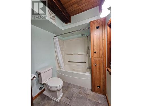 4850 East Arras Road, Dawson Creek, BC - Indoor Photo Showing Bathroom