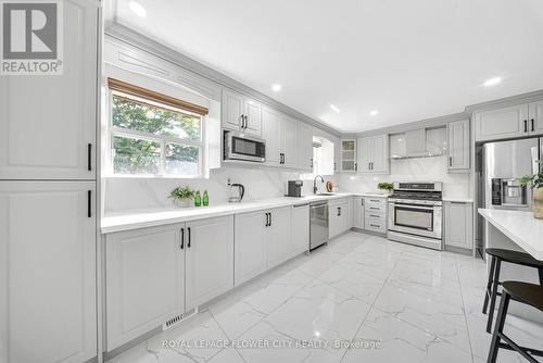 3113 Morning Star Drive, Mississauga (Malton), ON - Indoor Photo Showing Kitchen With Upgraded Kitchen