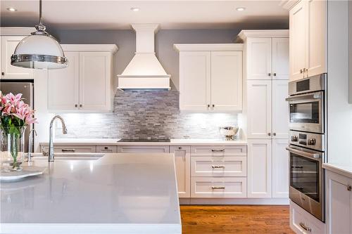 175 Oakhill Place, Hamilton, ON - Indoor Photo Showing Kitchen With Upgraded Kitchen