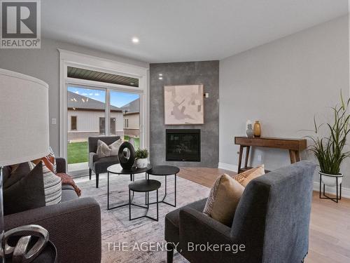 211 Sycamore Street, Welland, ON - Indoor Photo Showing Living Room With Fireplace