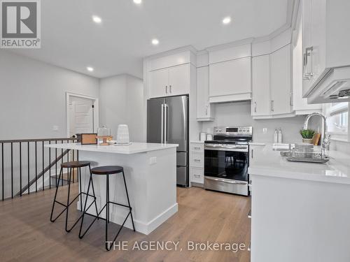 32 Austin Drive, Welland, ON - Indoor Photo Showing Kitchen With Upgraded Kitchen