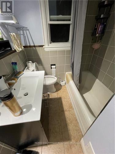 84 Arnold Street, Hamilton, ON - Indoor Photo Showing Bathroom