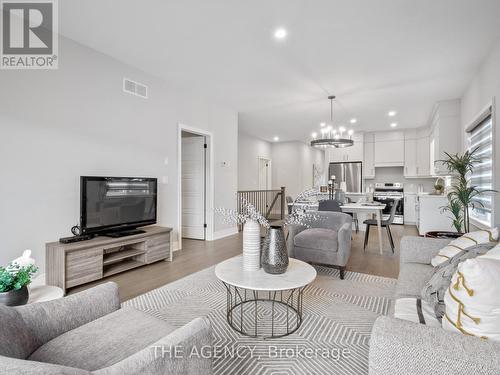 33 Austin Drive, Welland, ON - Indoor Photo Showing Living Room