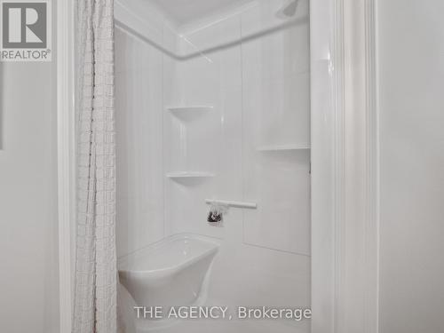 33 Austin Drive, Welland, ON - Indoor Photo Showing Bathroom