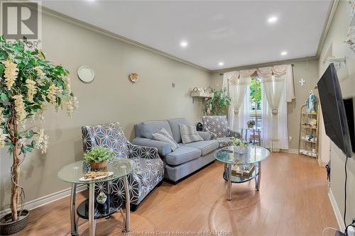 1752 Norman, Windsor, ON - Indoor Photo Showing Living Room