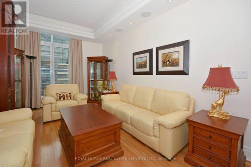 301 - 10 Bellair Street, Toronto, ON - Indoor Photo Showing Living Room