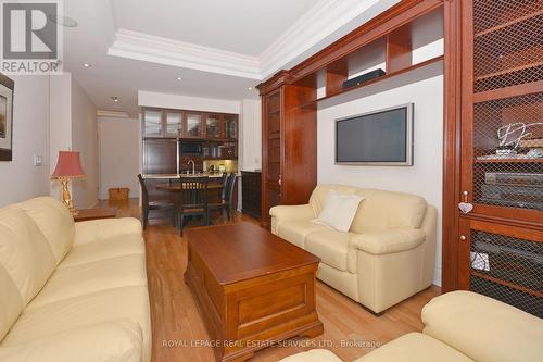 301 - 10 Bellair Street, Toronto, ON - Indoor Photo Showing Living Room