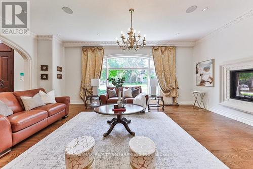 1511 Broadmoor Avenue, Mississauga, ON - Indoor Photo Showing Living Room