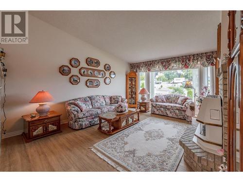 8728 Milne Road, Summerland, BC - Indoor Photo Showing Living Room