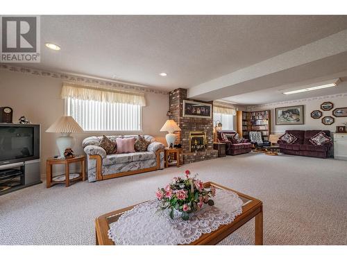 8728 Milne Road, Summerland, BC - Indoor Photo Showing Living Room