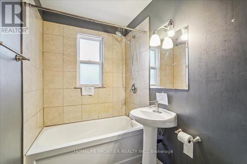 20139 Bathurst Street, East Gwillimbury, ON - Indoor Photo Showing Bathroom