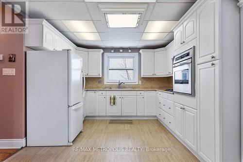 12 Boys Street N, Barrie (Queen'S Park), ON - Indoor Photo Showing Kitchen