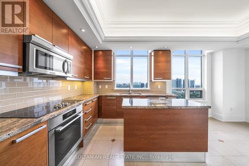 Lph3 - 660 Sheppard Avenue E, Toronto (Bayview Village), ON - Indoor Photo Showing Kitchen With Upgraded Kitchen