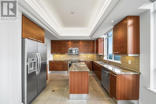 Lph3 - 660 Sheppard Avenue E, Toronto (Bayview Village), ON - Indoor Photo Showing Kitchen With Double Sink With Upgraded Kitchen