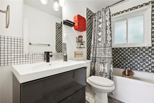 225 Helena Avenue, Winona, ON - Indoor Photo Showing Bathroom