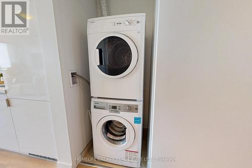 1307 - 185 Roehampton Avenue, Toronto (Mount Pleasant West), ON - Indoor Photo Showing Laundry Room