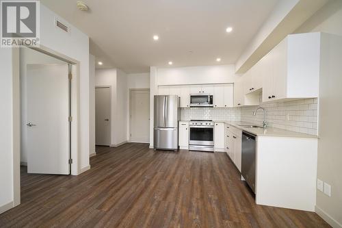 204-766 Tranquille Rd, Kamloops, BC - Indoor Photo Showing Kitchen With Upgraded Kitchen