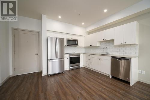 204-766 Tranquille Rd, Kamloops, BC - Indoor Photo Showing Kitchen