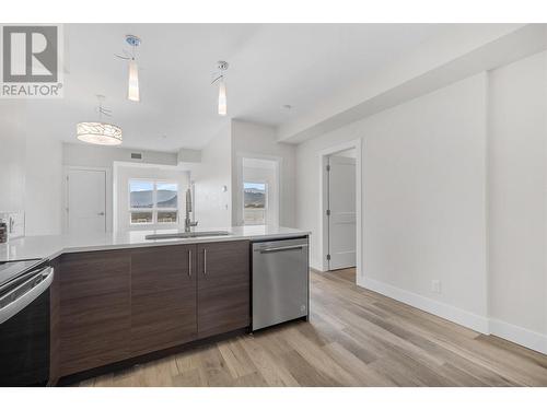 191 Hollywood Road S Unit# 518, Kelowna, BC - Indoor Photo Showing Kitchen