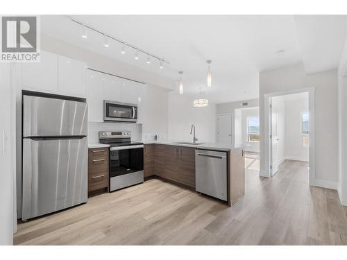 191 Hollywood Road S Unit# 518, Kelowna, BC - Indoor Photo Showing Kitchen With Stainless Steel Kitchen