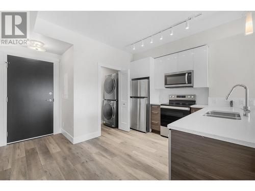 191 Hollywood Road S Unit# 518, Kelowna, BC - Indoor Photo Showing Kitchen With Stainless Steel Kitchen With Double Sink