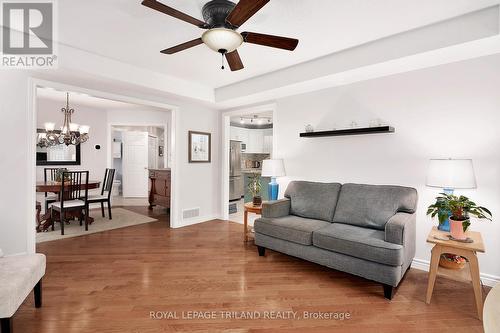 1033 South Wenige Drive, London, ON - Indoor Photo Showing Living Room