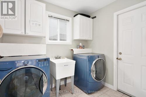 1033 South Wenige Drive, London, ON - Indoor Photo Showing Laundry Room