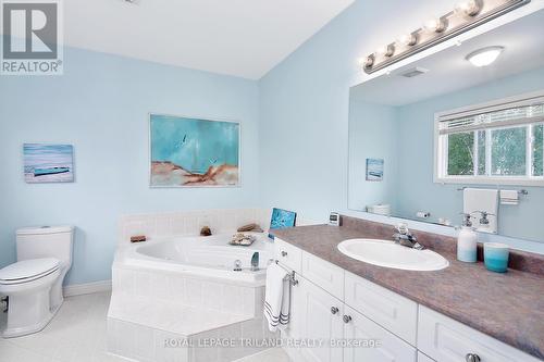 1033 South Wenige Drive, London, ON - Indoor Photo Showing Bathroom