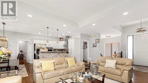 6375 Matchette Road, Lasalle, ON - Indoor Photo Showing Living Room