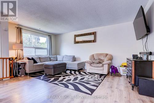 162 Pratt Crescent, Gravenhurst, ON - Indoor Photo Showing Living Room