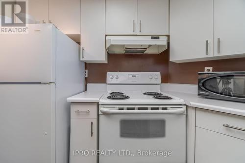 1710 - 1001 Bay Street, Toronto, ON - Indoor Photo Showing Kitchen