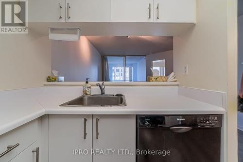 1710 - 1001 Bay Street, Toronto, ON - Indoor Photo Showing Kitchen