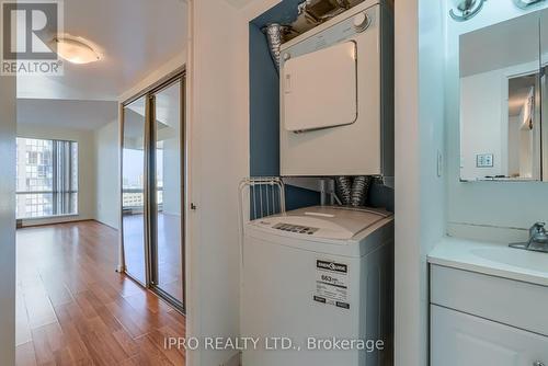 1710 - 1001 Bay Street, Toronto, ON - Indoor Photo Showing Laundry Room