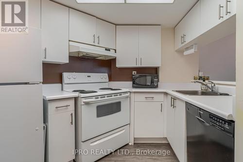 1710 - 1001 Bay Street, Toronto, ON - Indoor Photo Showing Kitchen