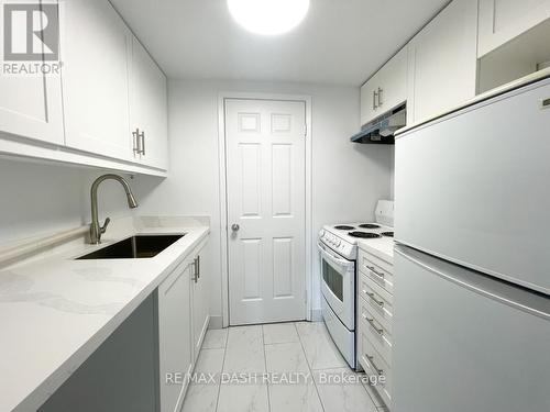 1008 - 44 Gerrard Street W, Toronto, ON - Indoor Photo Showing Kitchen