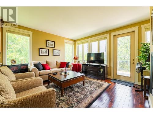 1201 Government  Street, Nelson, BC - Indoor Photo Showing Living Room