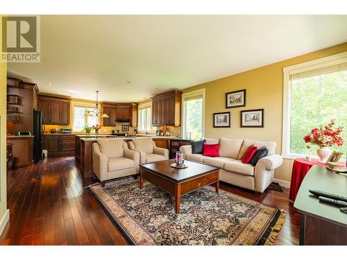 1201 Government  Street, Nelson, BC - Indoor Photo Showing Living Room