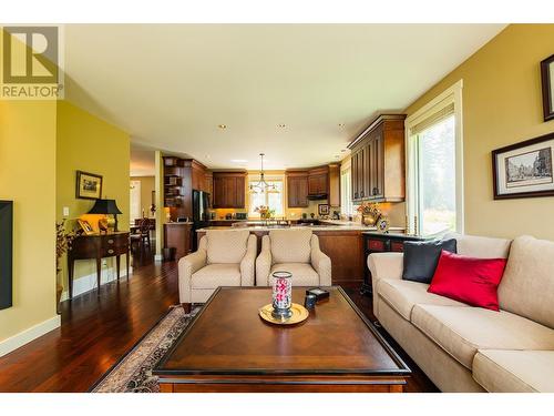 1201 Government  Street, Nelson, BC - Indoor Photo Showing Living Room