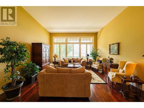 1201 Government  Street, Nelson, BC - Indoor Photo Showing Living Room