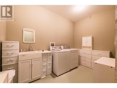 1201 Government  Street, Nelson, BC - Indoor Photo Showing Laundry Room