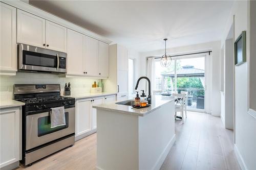 2935 Berwick Drive, Burlington, ON - Indoor Photo Showing Kitchen With Upgraded Kitchen