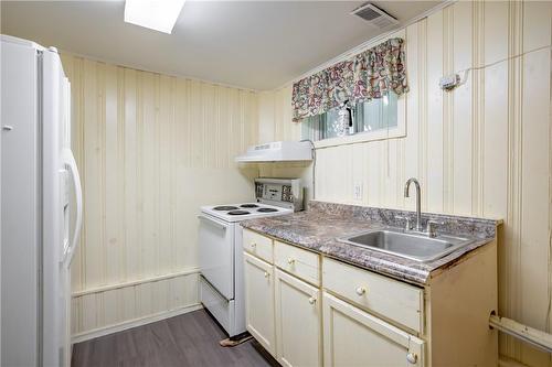 136 Glen Road, Hamilton, ON - Indoor Photo Showing Kitchen