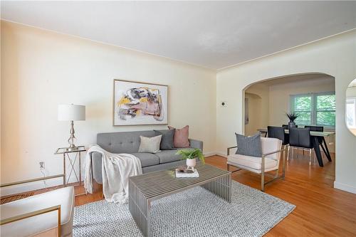 136 Glen Road, Hamilton, ON - Indoor Photo Showing Living Room