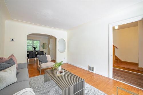 136 Glen Road, Hamilton, ON - Indoor Photo Showing Living Room