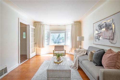 136 Glen Road, Hamilton, ON - Indoor Photo Showing Living Room