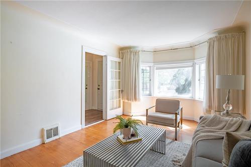 136 Glen Road, Hamilton, ON - Indoor Photo Showing Living Room