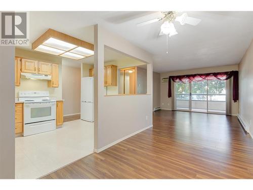 200 Hollywood Road Unit# 203, Kelowna, BC - Indoor Photo Showing Kitchen