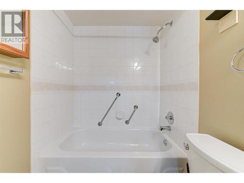 200 Hollywood Road Unit# 203, Kelowna, BC - Indoor Photo Showing Bathroom