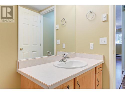 200 Hollywood Road Unit# 203, Kelowna, BC - Indoor Photo Showing Bathroom