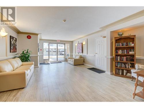 200 Hollywood Road Unit# 203, Kelowna, BC - Indoor Photo Showing Living Room